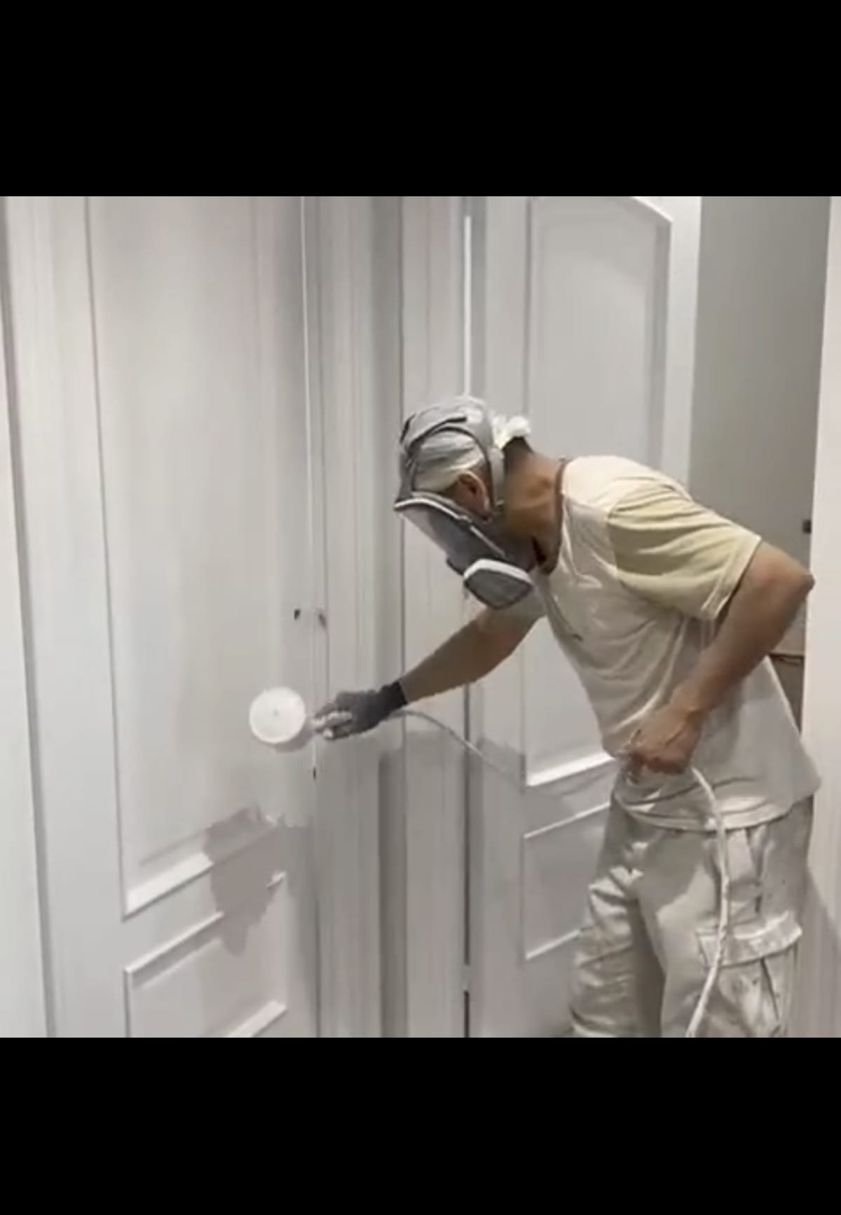Pintor lacando una puerta en un trabajo real de Germans Pintors